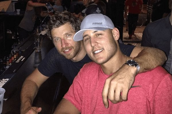 Anthony Rizzo, Brett Eldredge are posing for a picture