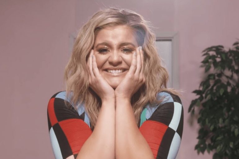 Lauren Alaina with her hand on her face