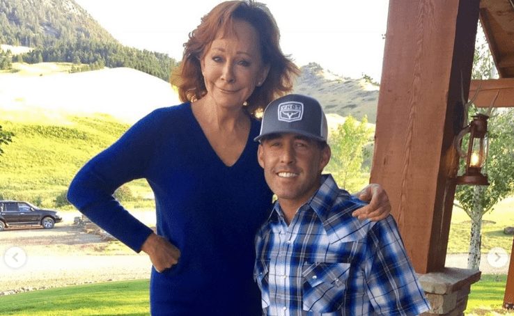 Aaron Watson, Reba McEntire are posing for a picture
