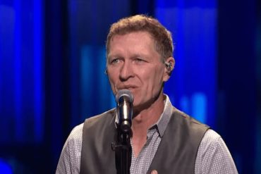 Craig Morgan with a microphone