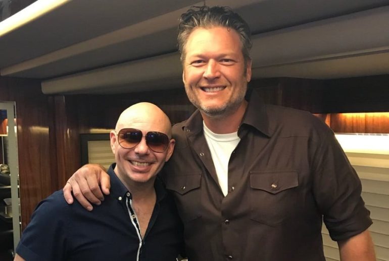 Blake Shelton, Pitbull are posing for a picture
