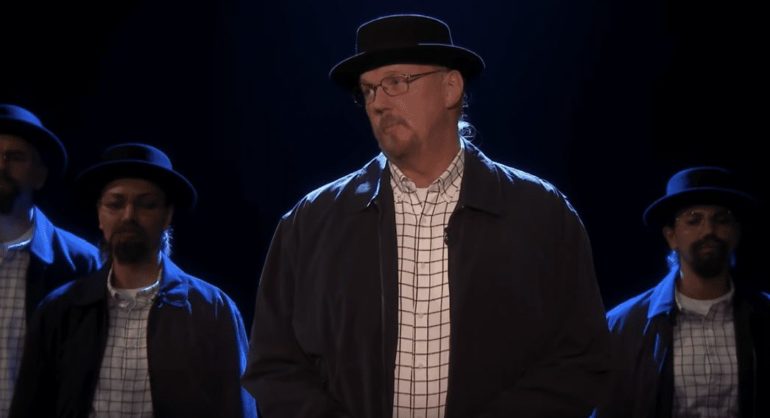 Trace Adkins in a suit and hat
