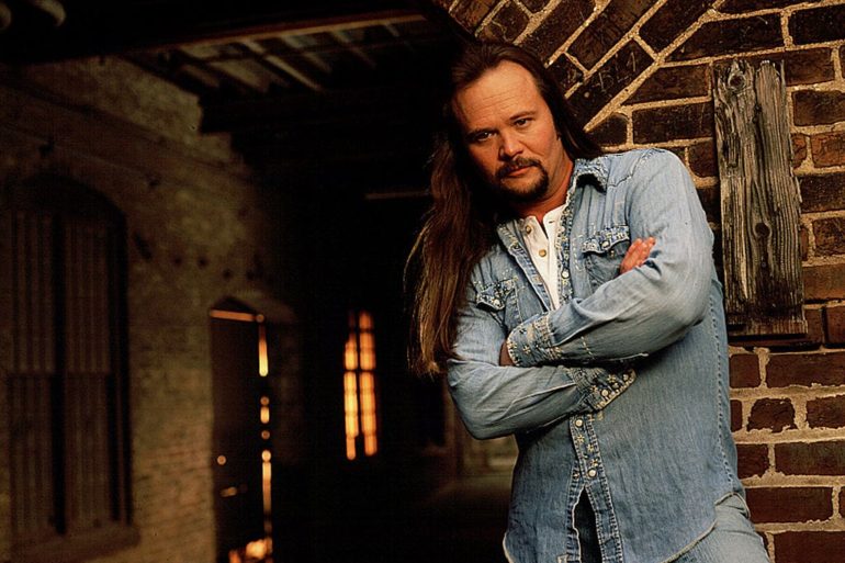 Travis Tritt posing for a picture