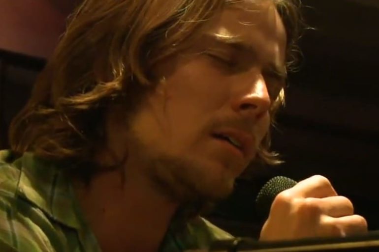 Lukas Nelson with a green shirt
