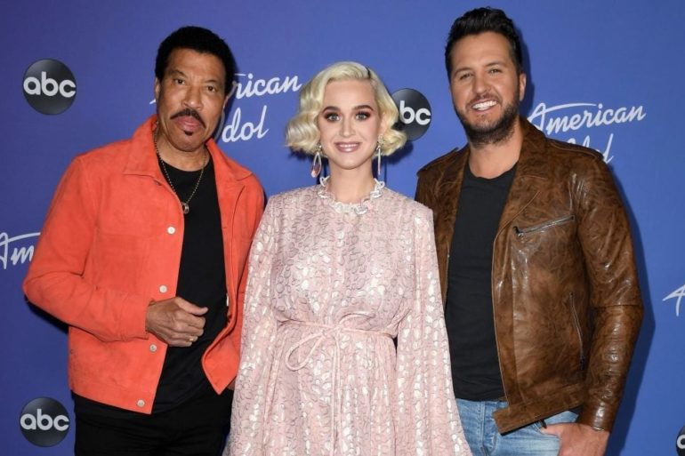 Lionel Richie, Luke Bryan, Katy Perry posing for a photo