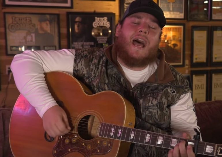 Luke Combs BRINGS THE SOUL With The Unreleased When It s Raining Whiskey Riff