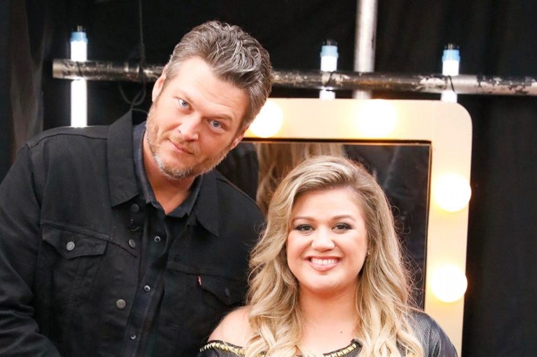 Blake Shelton, Kelly Clarkson are posing for a picture