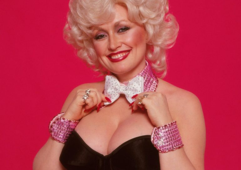 Dolly Parton posing for a picture