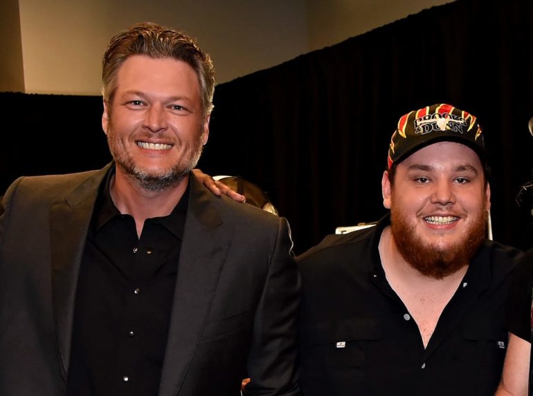 Blake Shelton, Luke Combs are posing for a picture