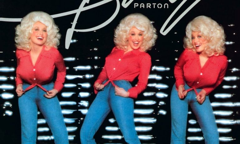 Dolly Parton, Dolly Parton et al. are posing for a picture