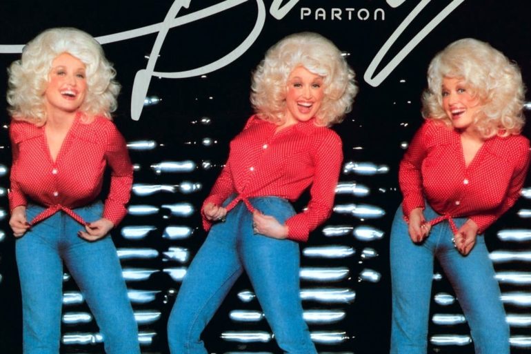 Dolly Parton, Dolly Parton et al. are posing for a picture