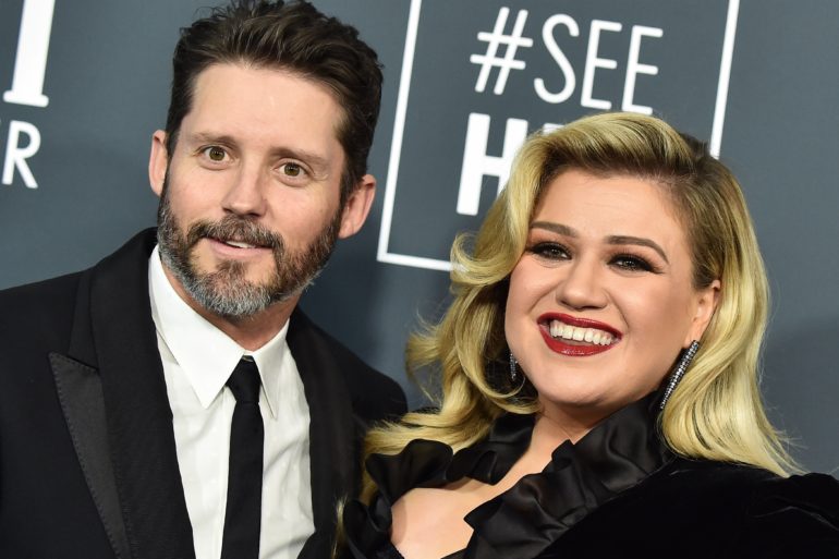 Kelly Clarkson, Brandon Blackstock are posing for a picture