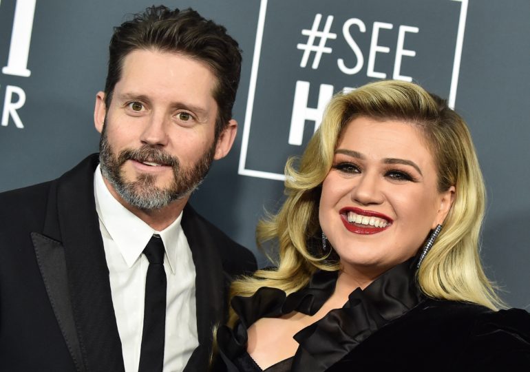 Kelly Clarkson, Brandon Blackstock are posing for a picture