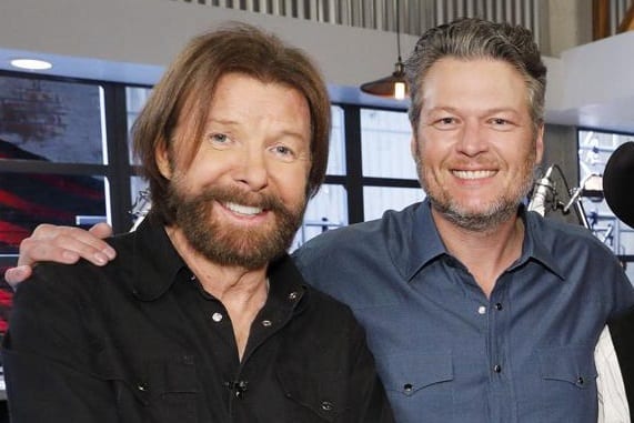 Ronnie Dunn, Blake Shelton are posing for a picture