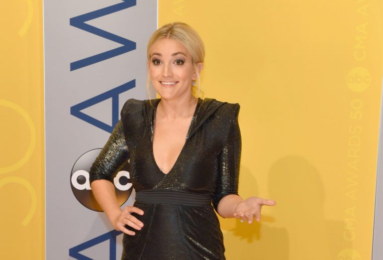 Jamie Lynn Spears holding a white object