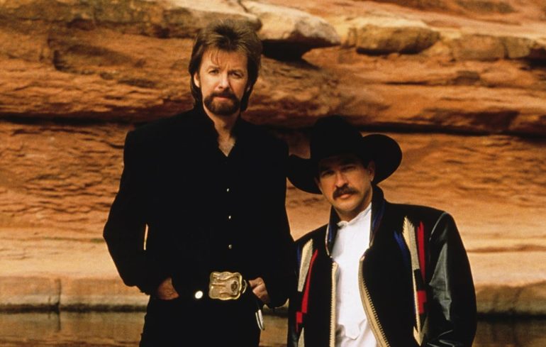 Kix Brooks, Ronnie Dunn are posing for a picture