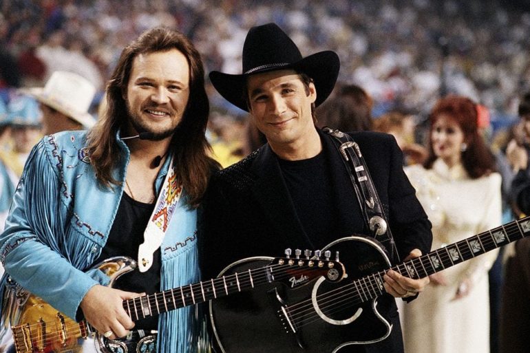 Clint Black, Travis Tritt are posing for a picture