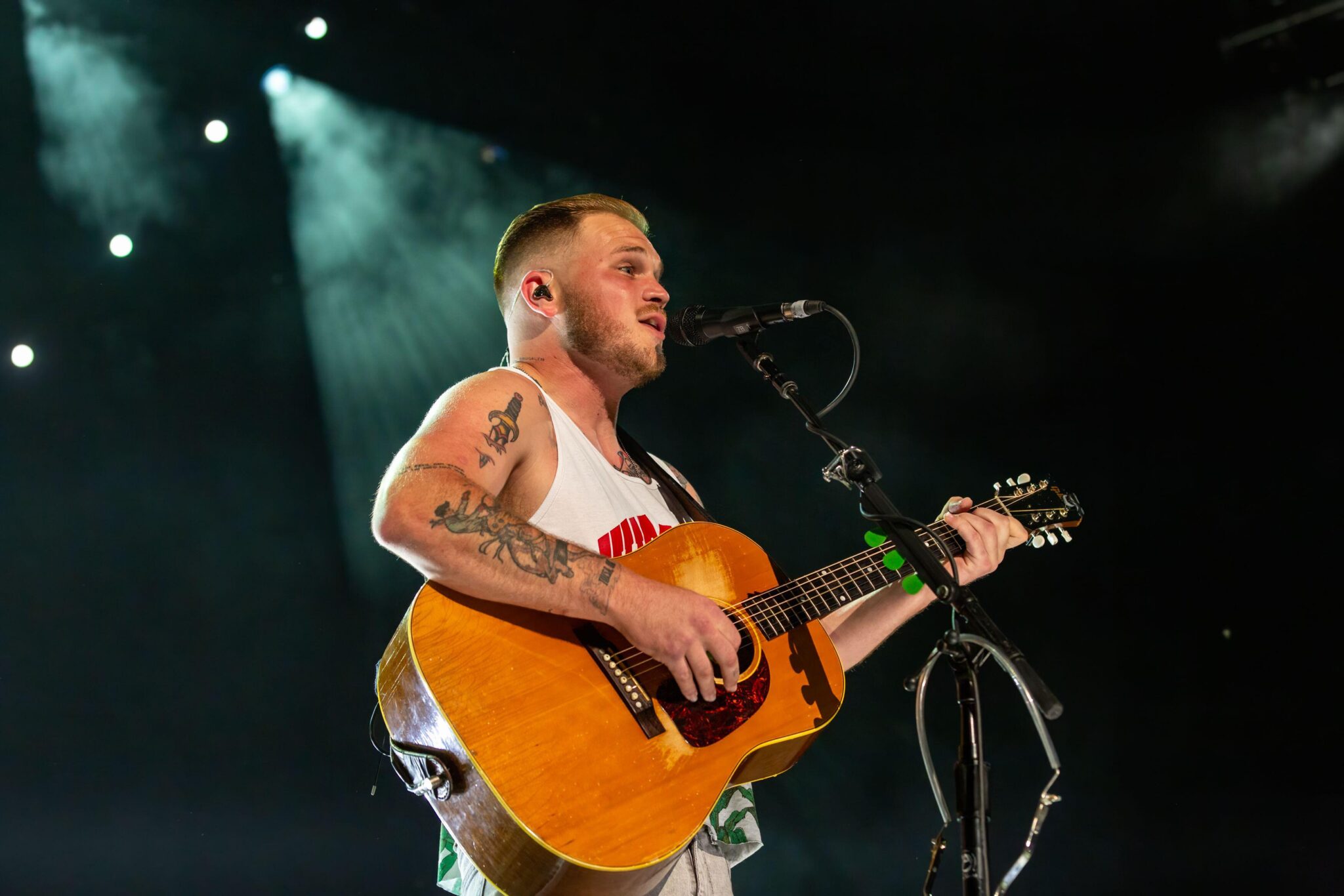 Country Fans Can’t Help But Notice That Zach Bryan Always Seems To ...