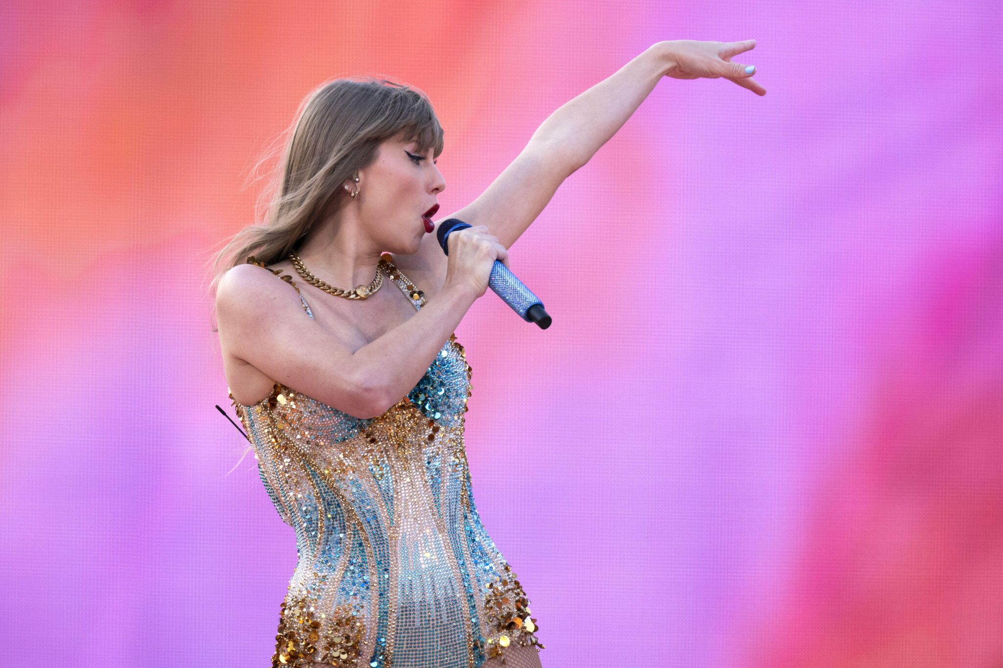 Taylor Riff Swifties Are Convinced That Taylor Swift Was Dropping Easter Eggs That ...