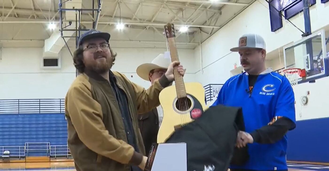 49 Winchester Donates 50 Fender Guitars To Their Former Virginia Elementary School