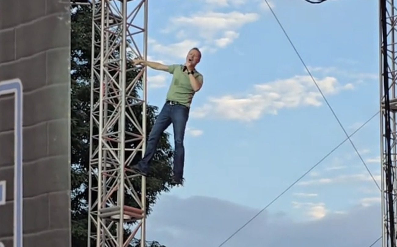 Watch 62-Year-Old Craig Morgan Scale The Stage While Performing “International Harvester” In Ohio