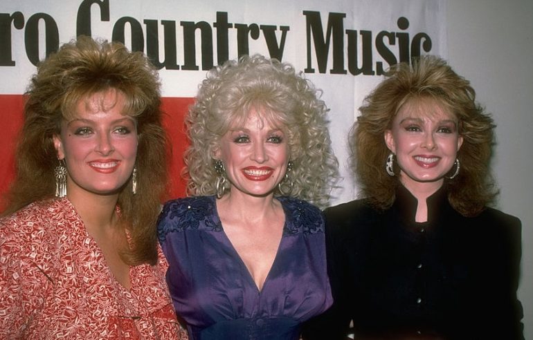 Wynonna Judd, Dolly Parton, Naomi Judd are posing for a picture