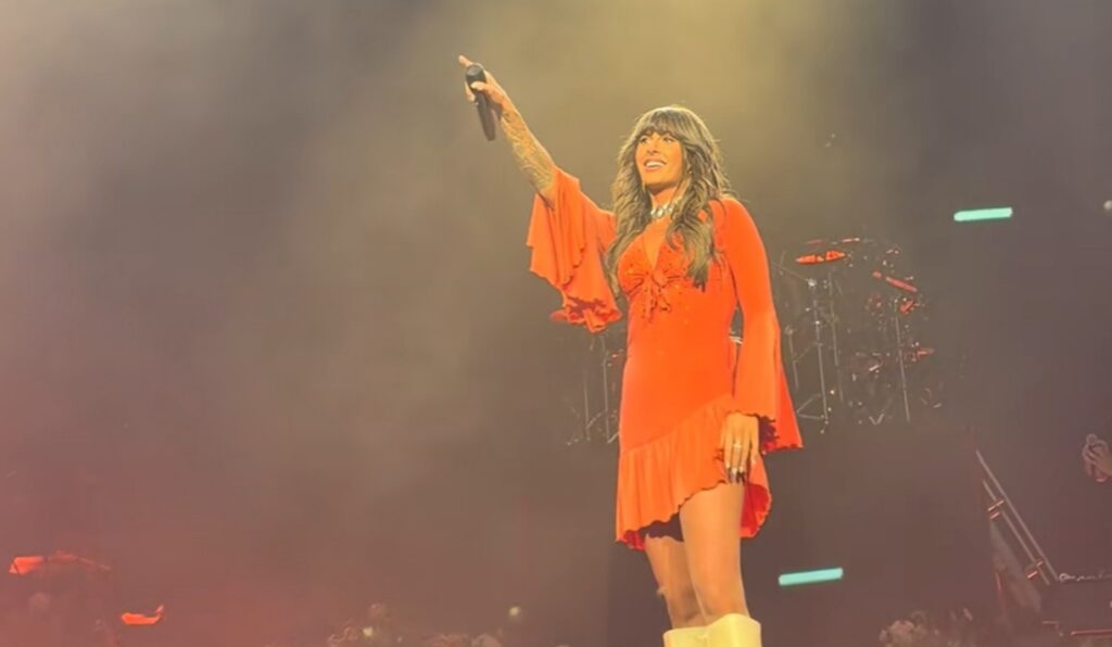 No Rain Riff Boos Rain Down As Ella Langley Plays “Choosin’ Texas” In… Knoxville ...