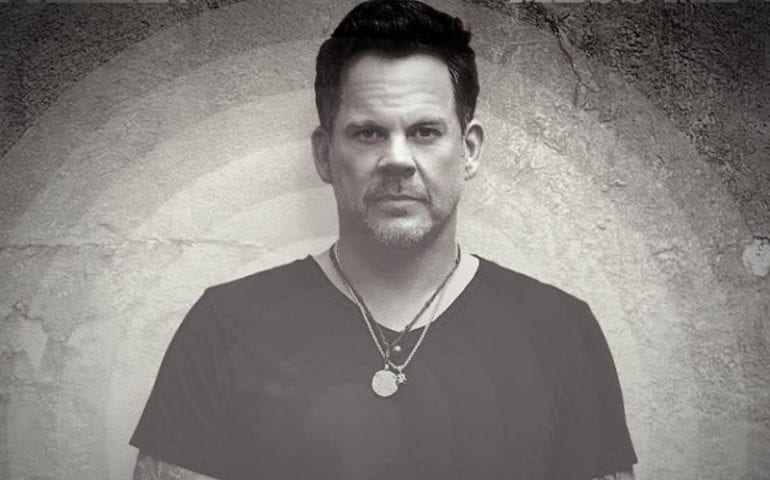 Gary Allan with a necklace