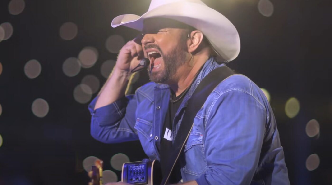 Garth Brooks Delivered A Surprise Performance For Just A Few People In Green Bay, Wisconsin… Here’s Why