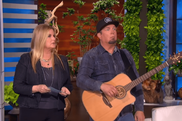 Garth Brooks, Trisha Yearwood are posing for a picture