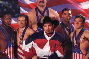Garth Brooks, Kevin Jackson, Dennis Hall et al. are posing for a picture