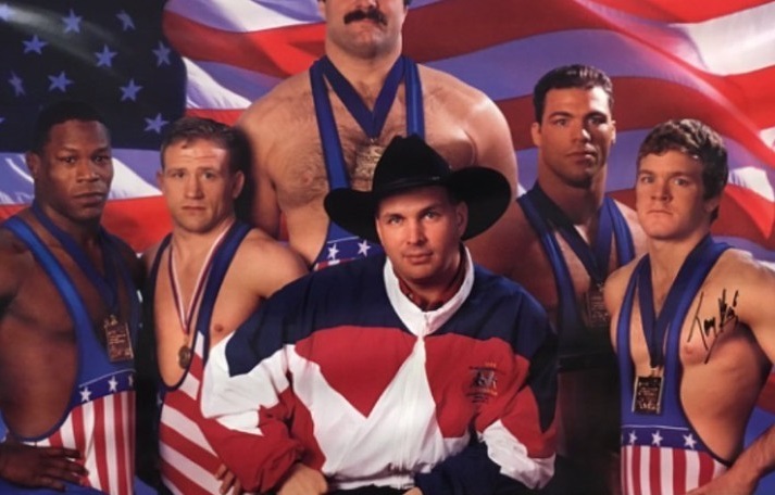 Garth Brooks, Kevin Jackson, Dennis Hall et al. are posing for a picture