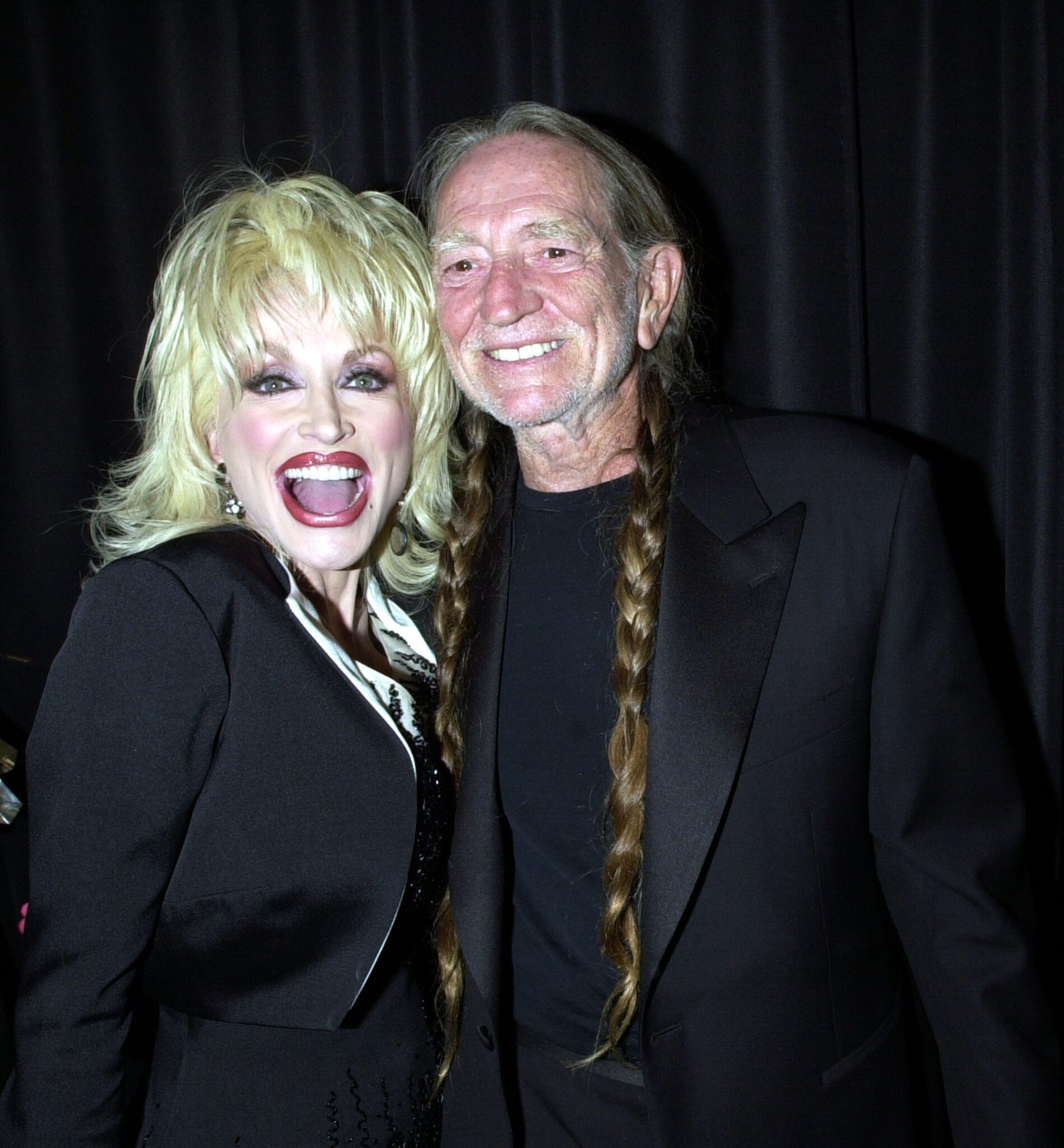 Dolly Parton Says You're “Automatically High” The Second You Get On Willie  Nelson's Tour Bus