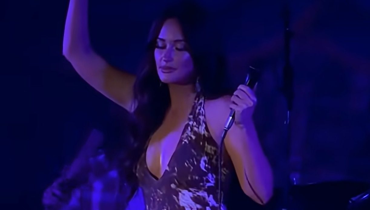 WATCH: Kacey Musgraves Covers Selena’s “T&uacute; Solo T&uacute;” At Gruene Hall