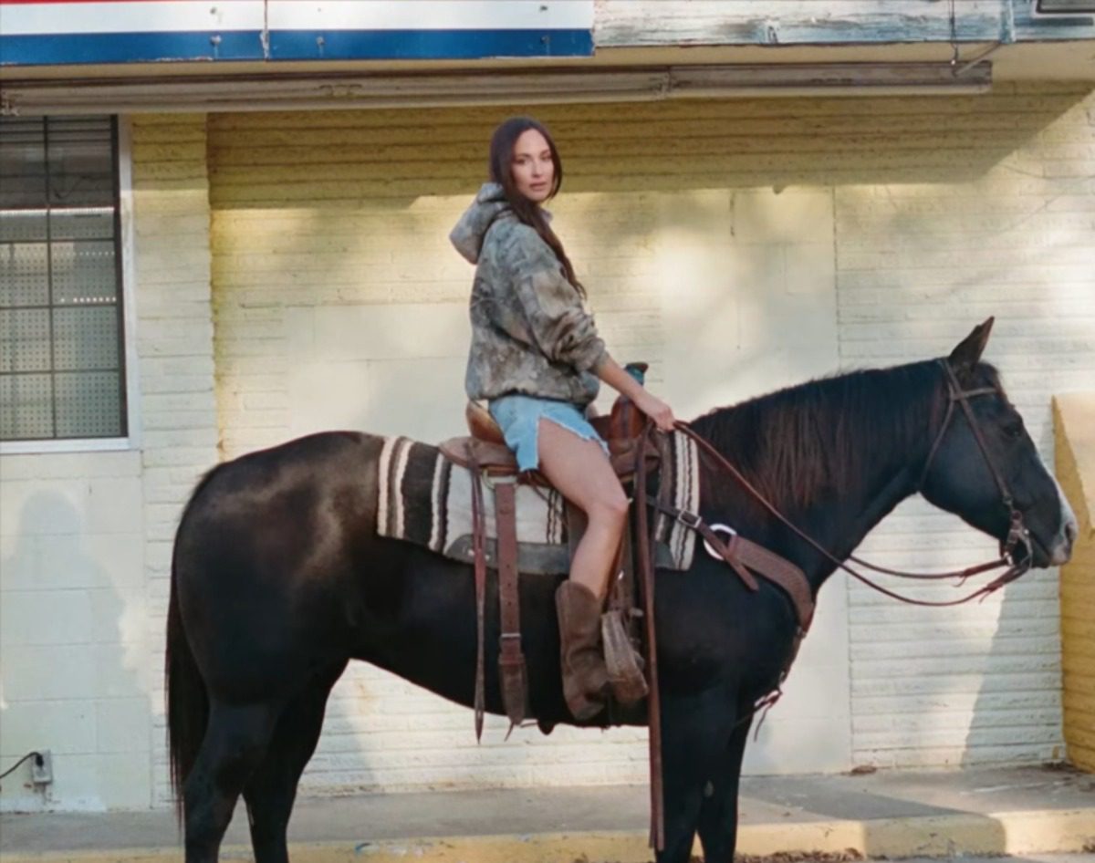 Kacey Musgraves Announces ‘Middle Of Nowhere’ Tour Featuring Carter Faith, Flatland Cavalry, Charles Wesley Godwin & More