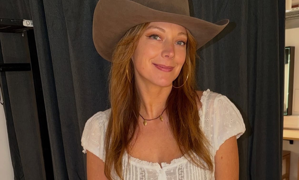 “$10 A Pop, Honey”: Kaitlin Butts Says She Used To Invite Guys From Tinder To Her Shows With No Intention To Ever Hang Out With Them