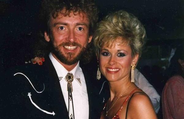 Keith Whitley, Lorrie Morgan are posing for a picture