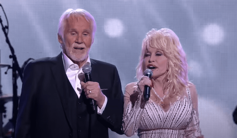 Kenny Rogers, Dolly Parton are posing for a picture
