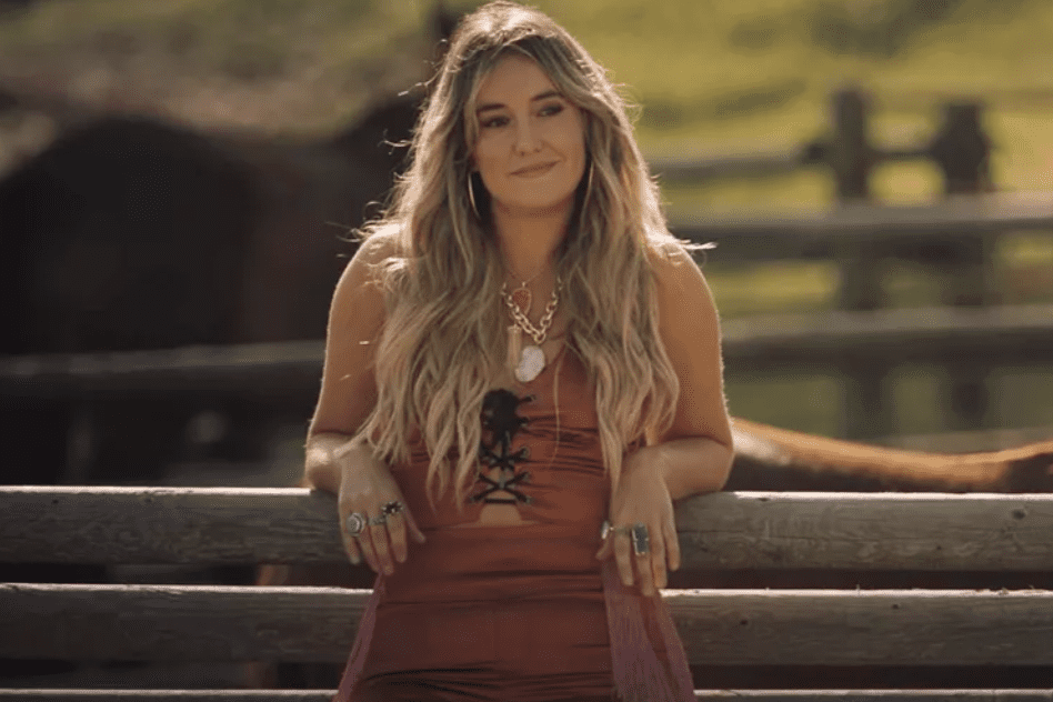 does lainey wilson smoke cigarettes Female Country Singers Who and How It Affects Their Careers Lainey Wilson - Smell Like