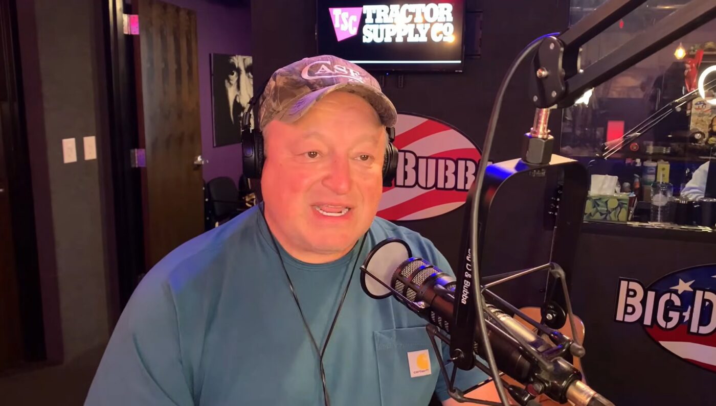 Mark Chesnutt Says He Drank A Handle Of Vodka A Day After His 2021 Back Surgery: “It Was All I Could Do”