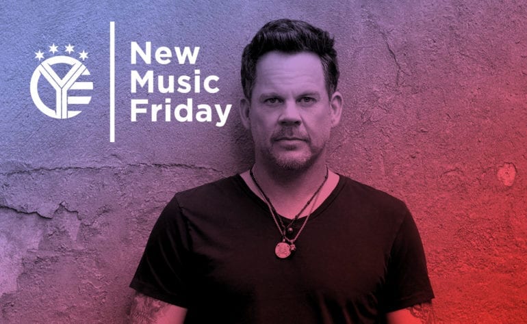 Gary Allan with a necklace
