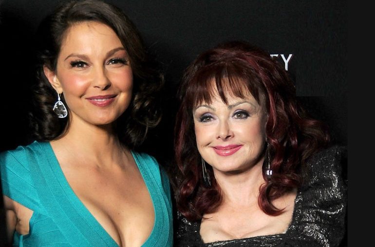 Ashley Judd, Naomi Judd are posing for a picture