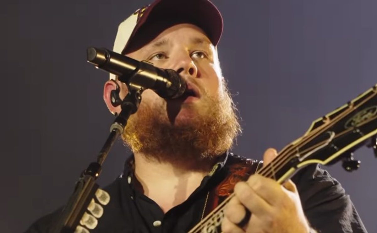 Luke Combs Performs Unreleased Track “Pushin’ Up Daisies” In Australia