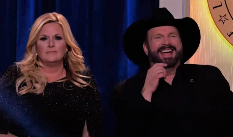 Garth Brooks, Trisha Yearwood are posing for a picture