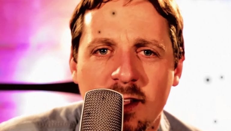 Sturgill Simpson speaking into a microphone