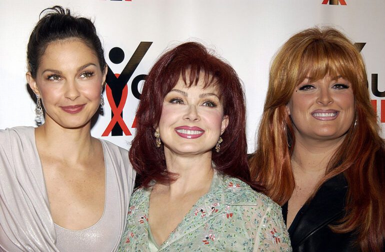 Ashley Judd, Naomi Judd, Wynonna Judd are posing for a picture