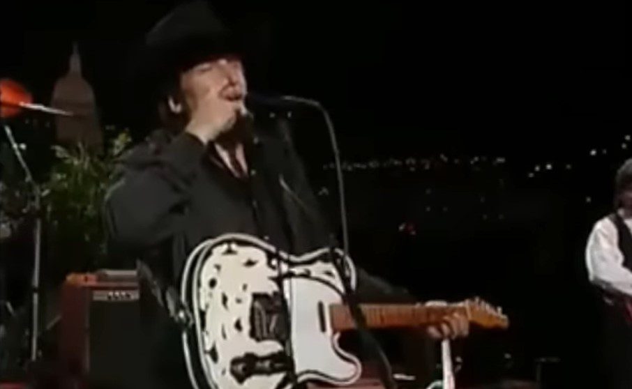 WATCH: Waylon Jennings Cracks Himself Up Imitating Willie Nelson During “Mamas Don’t Let Your Babies Grow Up To Be Cowboys”