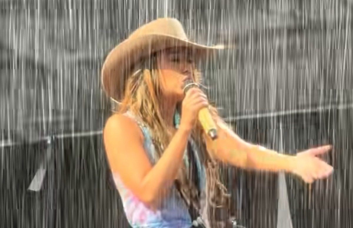 Lainey Wilson Embraces Heavy Rain For Epic Performance at New Orleans Jazz Fest