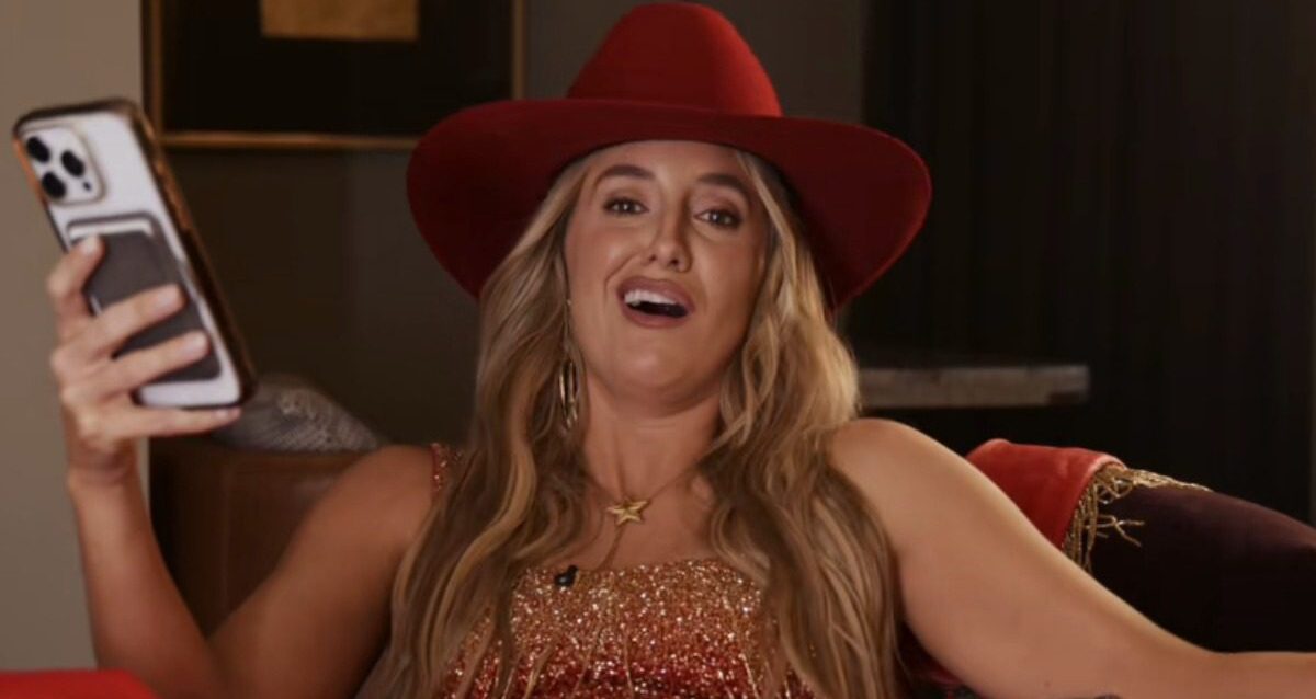 Lainey Wilson Does Her Best Boston Accent & It’s Actually Quite Jarring