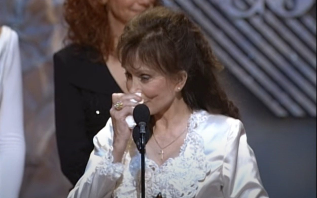ACM Awards 1995: Loretta Lynn Tears Up Thanking Her Husband, Who Was In The Hospital, While Accepting The Pioneer Award | Whiskey Riff